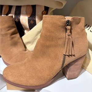 GUESS Western Ankle Boot

Camel suede 
Sz 10 M